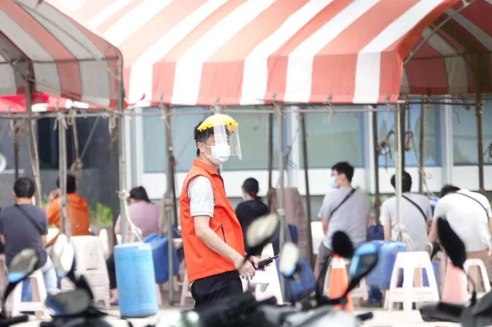 【8廠471人染疫】不同雇主移工禁混住　勞動部：2周未改善廢聘雇許可