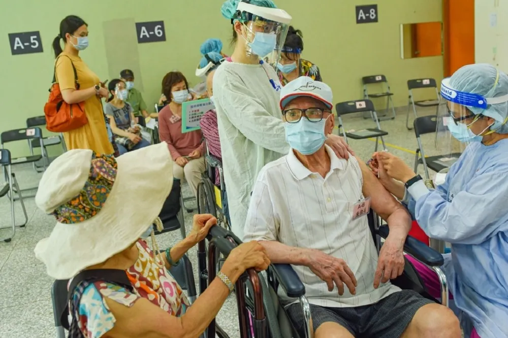 放下對「群體免疫」的執著　回到對老者的關懷