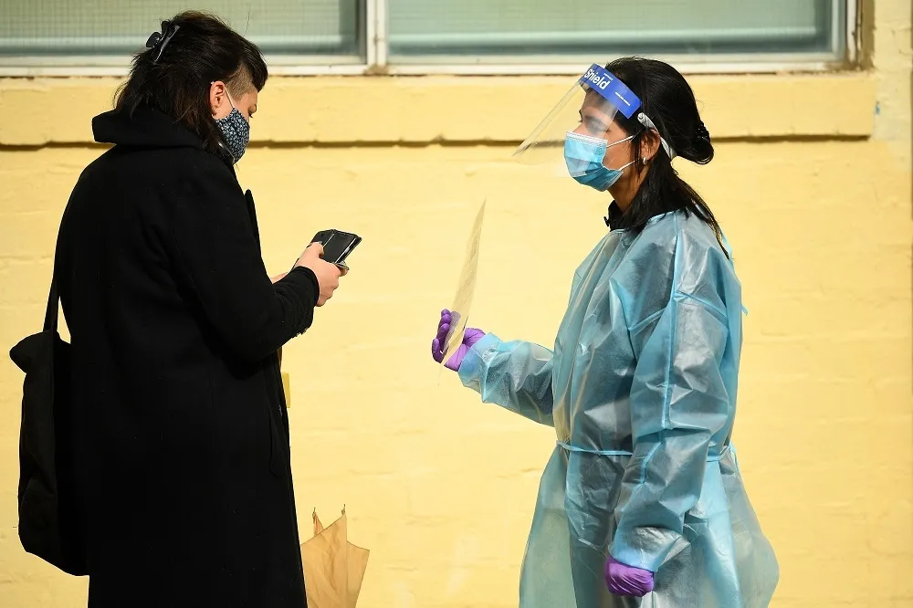 AZ疫苗出現棄打潮　澳洲首席醫療官︰第1劑打AZ、第2劑不要混打