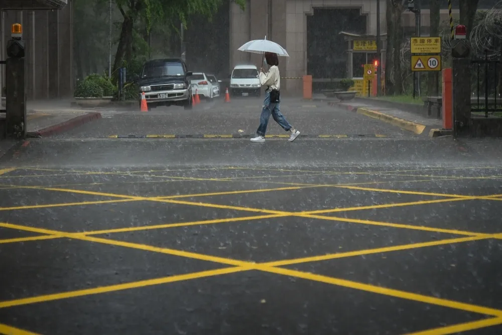 南高屏11縣市豪大雨下不停 　「薔琵」颱風最快明生成