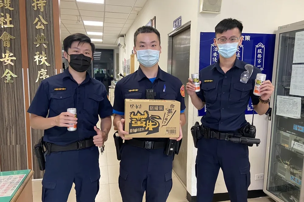 防疫工作不能睡著　提神飲料助警攻疫