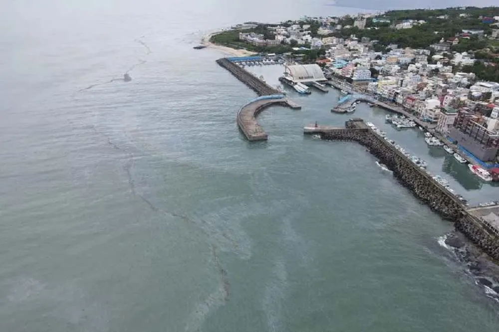 海龜不敢抬頭！中油輸油管破裂　歷30小時除污、海面仍浮油