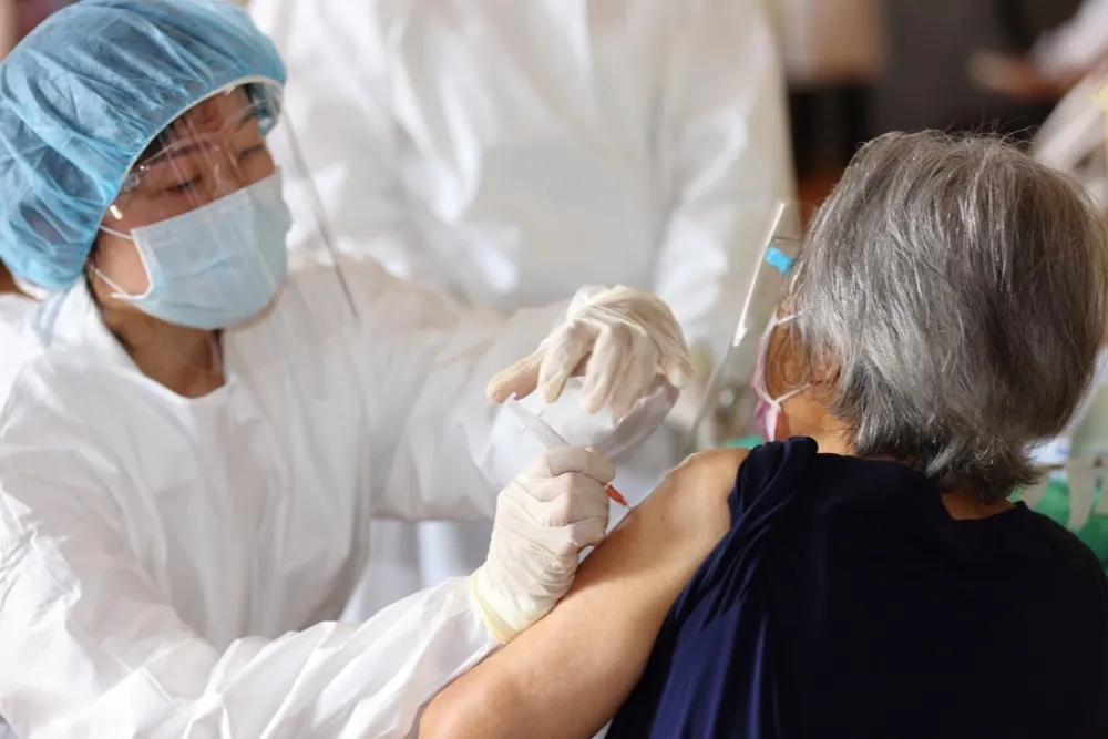 【接種疫苗再添25死】50歲女「腸穿孔」亡　101歲人瑞也猝逝