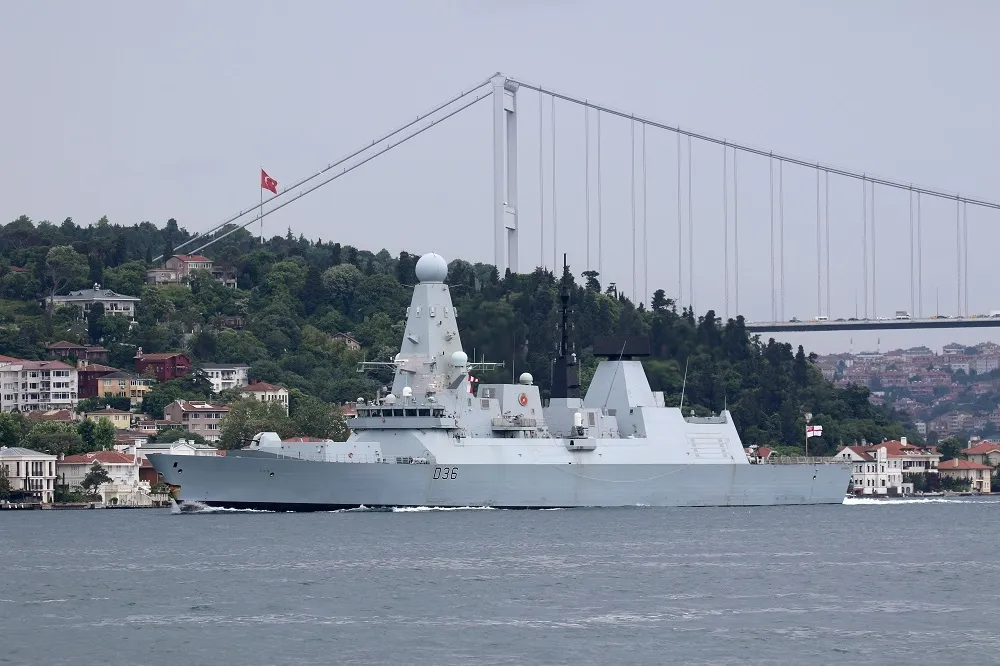 英國驅逐艦駛入克里米亞爭議海域　俄羅斯戰機投擲炸彈「示警」