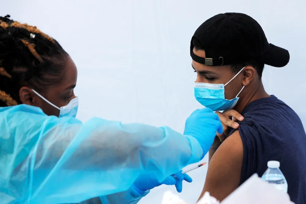 美CDC：青少年接種輝瑞與莫德納　恐出現罕見心肌炎、心包膜炎症狀