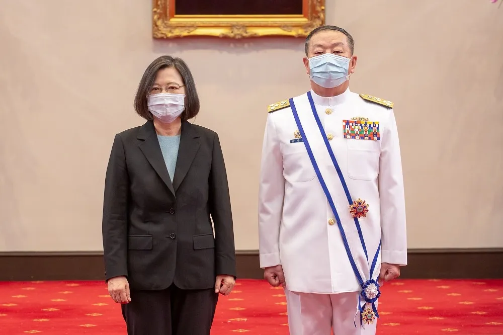 蔡英文頒授參謀總長黃曙光「二等寶鼎勳章」　肯定IDS推動、戰力改革