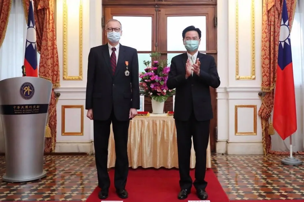 AIT處長將離任獲頒外交獎章　酈英傑：感謝緣分將我一次次帶回台灣