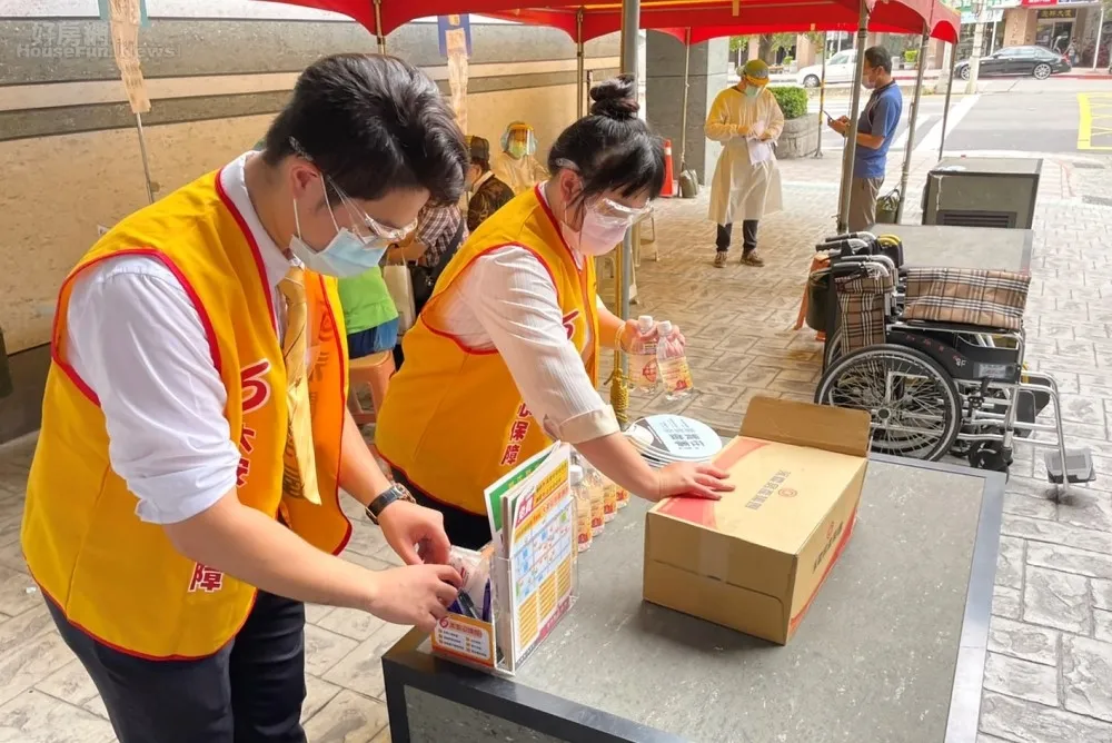 永慶贊助帳篷為打疫苗長者擋高溫　送防護面罩挺防疫