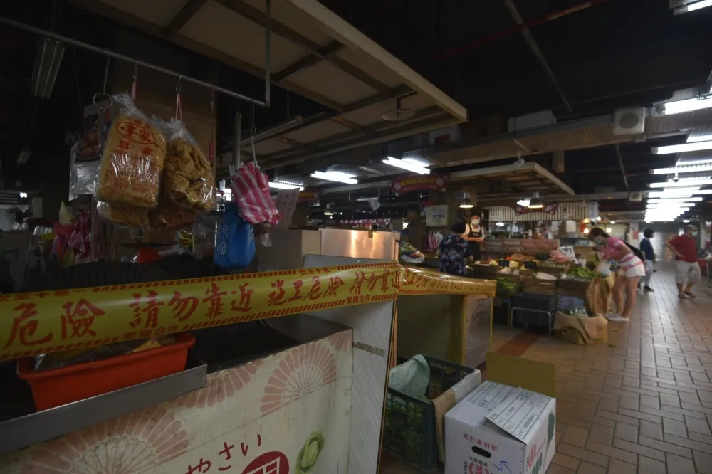 【直擊】迪化街永樂市場2確診！攤位圍封鎖線　婆媽買菜心驚驚