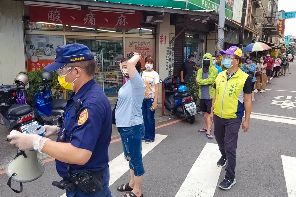民眾不甩Delta排隊搶買蛋黃酥　彰化「不二坊」急拉下鐵門改電話預約