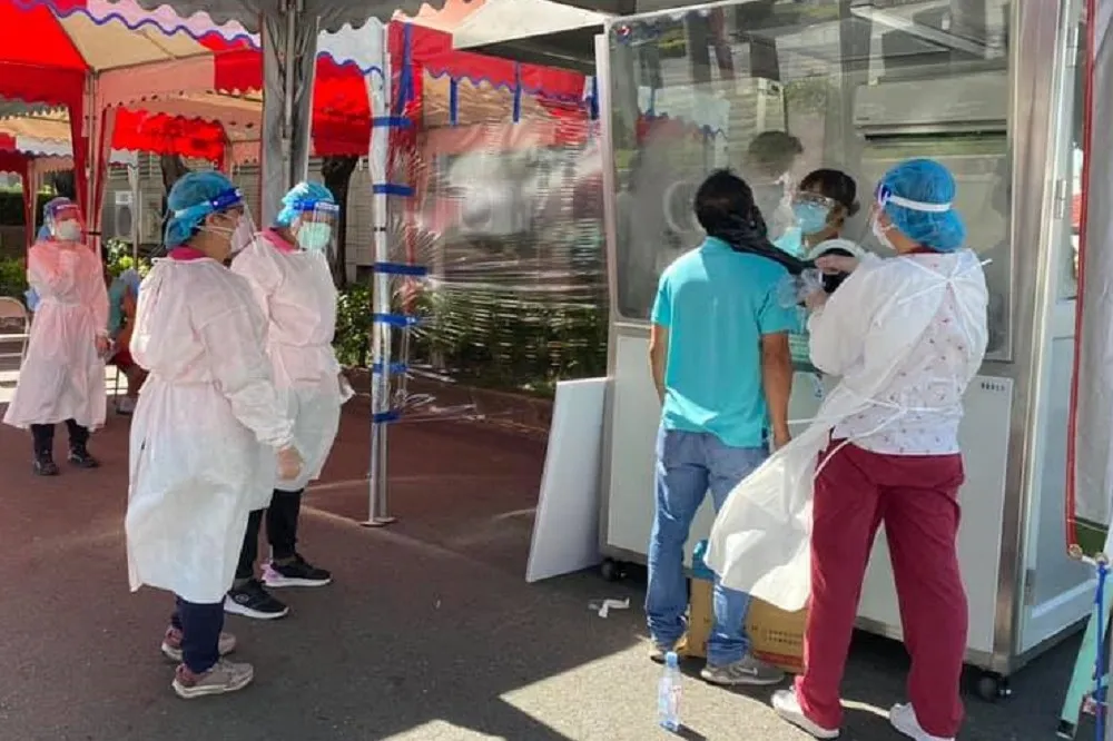 【圍剿Delta】屏東枋寮醫院停診匡列205人　枋寮國小加開篩檢站速斬疫鏈