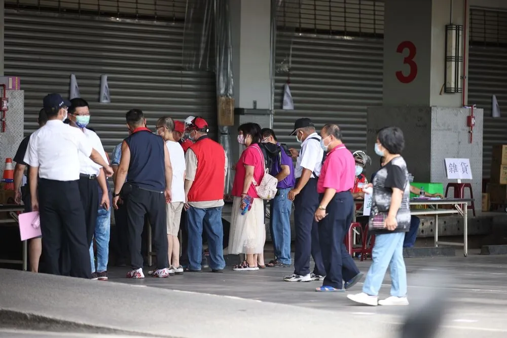 【43人中鏢】環南市場拼1天接種2500人　上午湧千人「動線混亂」社交距離破功