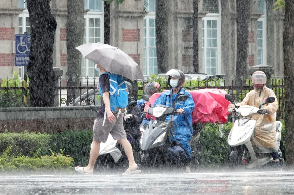 中南部慎防雨彈夜襲　彭啟明預估梅雨「這天之後結束」