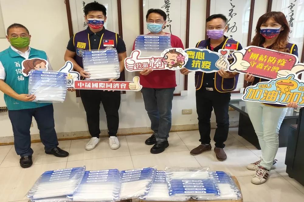 中晟國際同濟會捐贈500個防疫面罩給樹義國小教職員工及愛心志工
