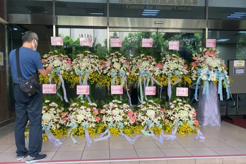 衛福部再現喪禮花籃群　這回留言「抓光羅智強，告死朱學恒」