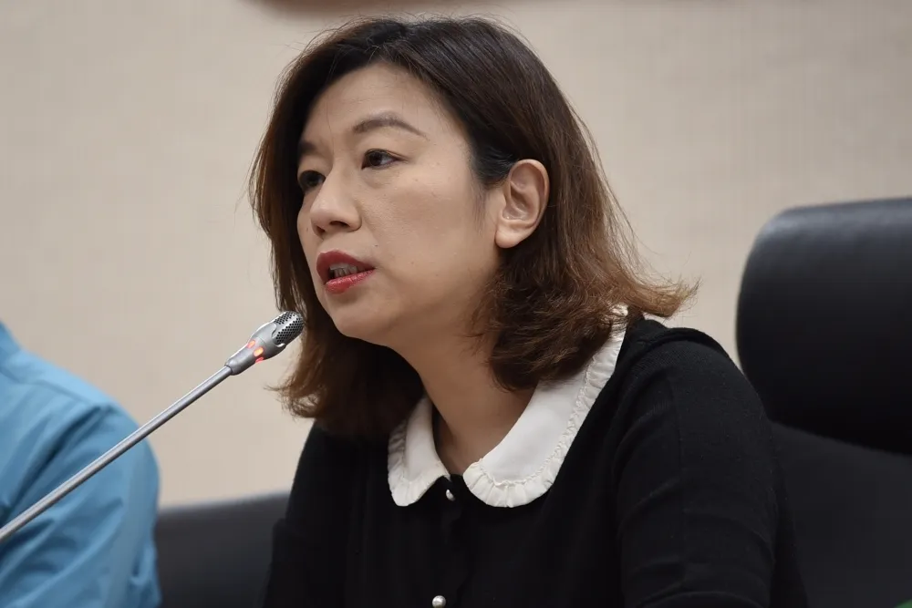 批柯文哲把疫苗當避孕藥　林靜儀再嗆網友：一輩子當魯蛇怪爸爸當年沒戴套？