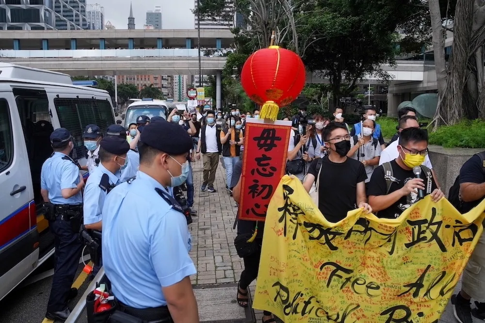 【香港七一】男子刀襲港警後自盡　萬名警力部署銅鑼灣旺角搜捕至少19人