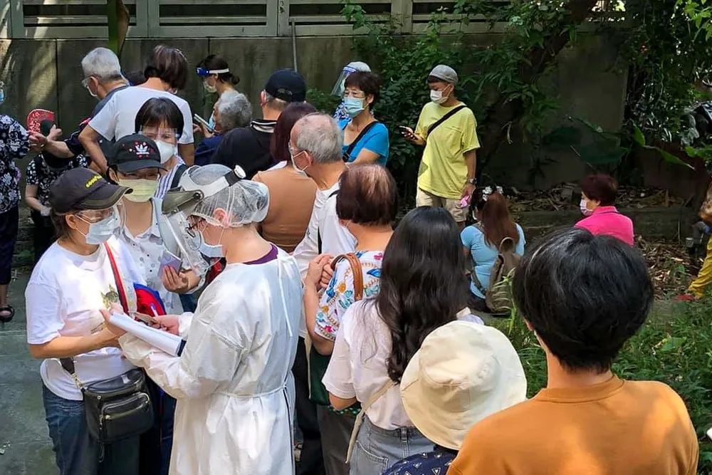 洗版怒轟！名導帶父母打疫苗竟頂烈日餵蚊　區公所道歉了
