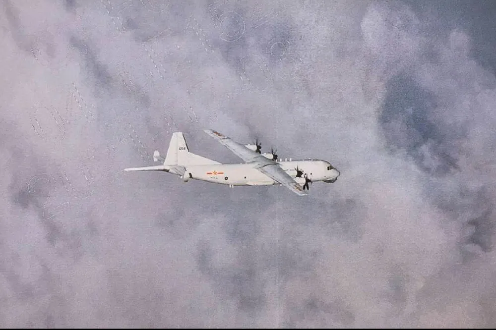 中共又搞「拂曉出擊」！清晨派運8來亂　多架美中軍機同時現蹤