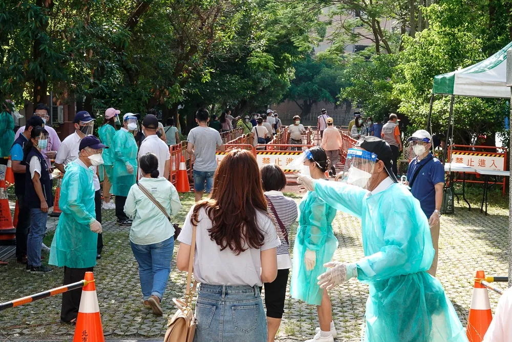【直擊虎林街】每里限400人挨轟「做半套」害篩檢撲空　里長怨：電話接到手軟