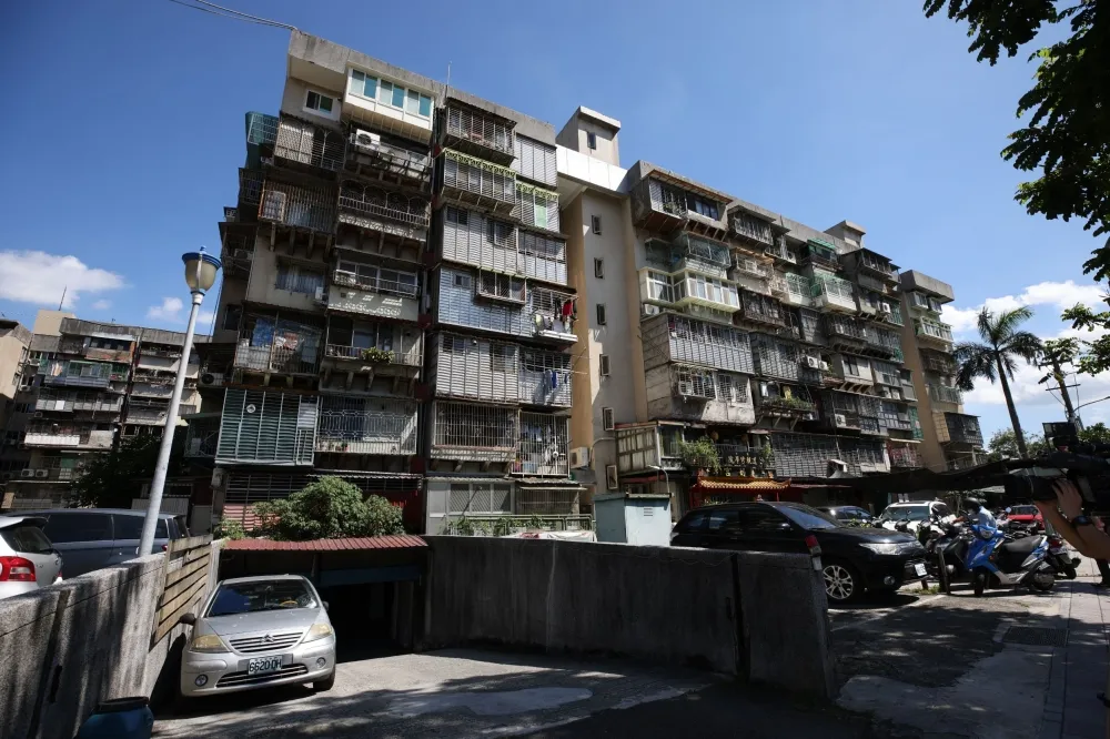 中正區國宅爆逾10人中鏢　總幹事怨：6月就傳確診，北市府卻無作為