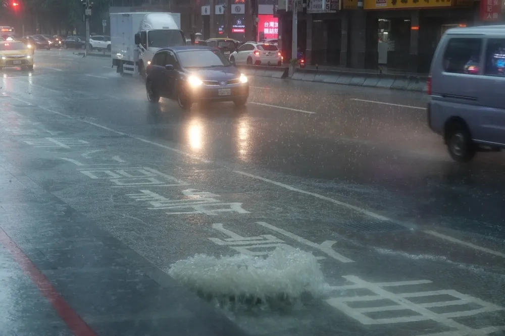 新北、桃園等6縣市大雨特報　氣象局：雨勢一路下到入夜