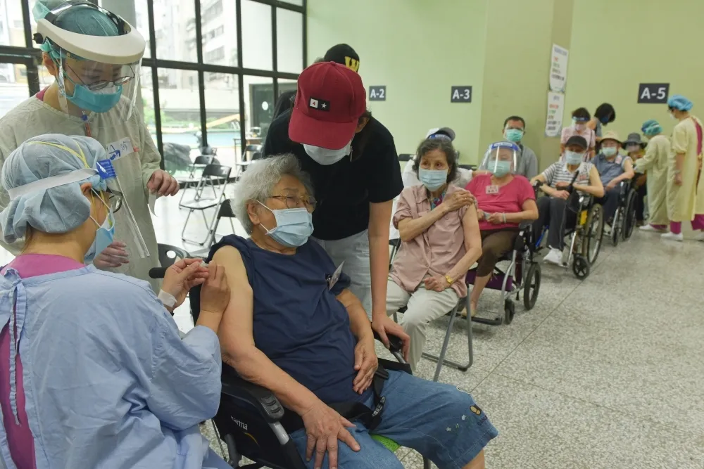 62萬劑AZ疫苗下午抵台　陳時中：效期至10/30
