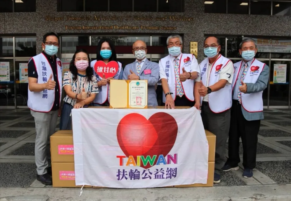 3482地區台灣扶輪公益網捐贈防疫物資  挺醫護送愛心