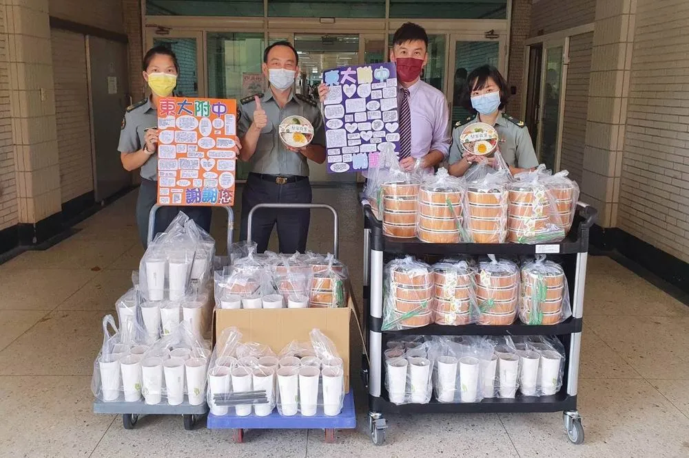 疫情中的生命教育　家長會長帶學生齊心捐飯包
