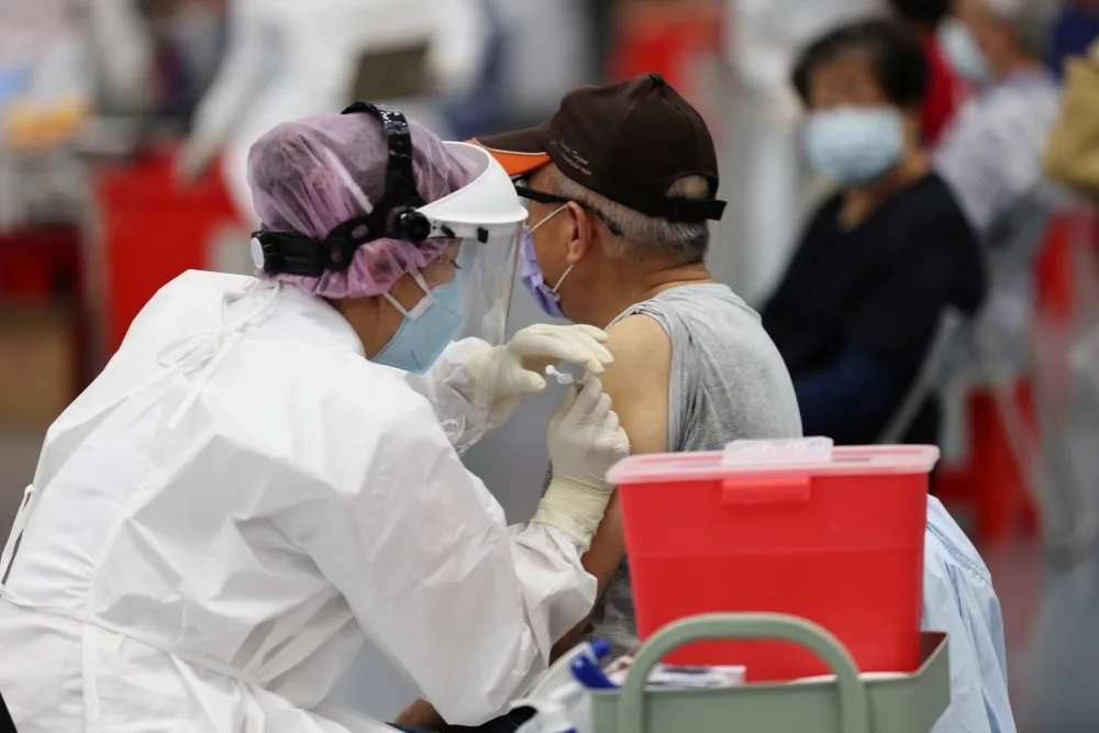 疫苗是葷的？醫點破「打了救蒼生」　網友：慈濟也買BNT啊！