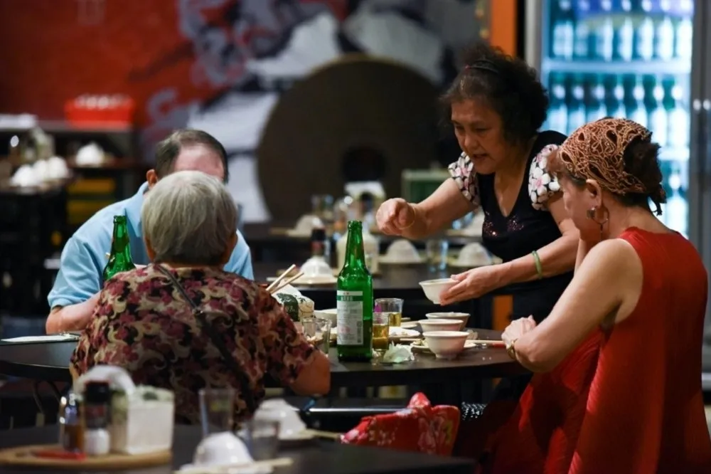 有賣酒精飲料就算！　熱炒店、居酒屋晚上10點半後禁內用