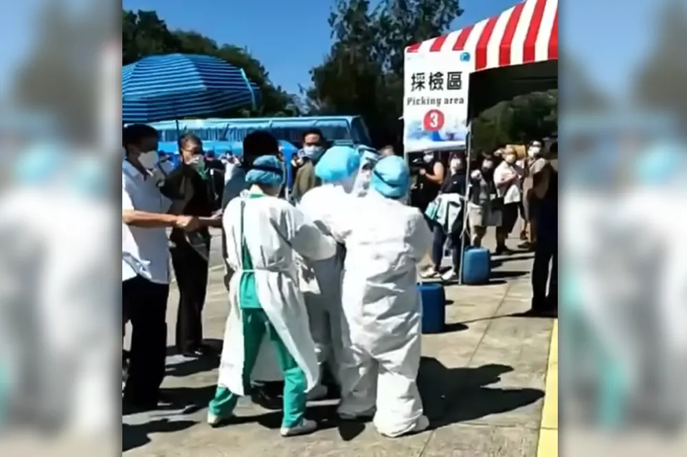 快篩站醫護難耐高溫「癱軟被抬走」　畫面曝光網友問「還有臉跨區玩？」