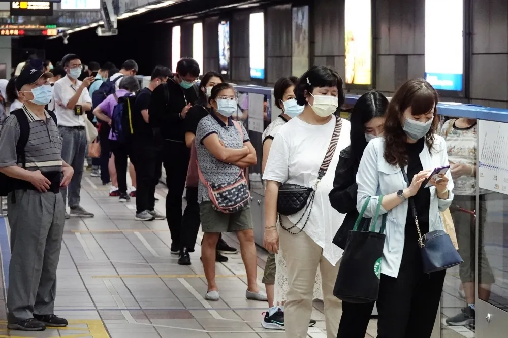 延長三級警戒卻又微解封被批矛盾　前台大醫：經濟與防疫本難平衡