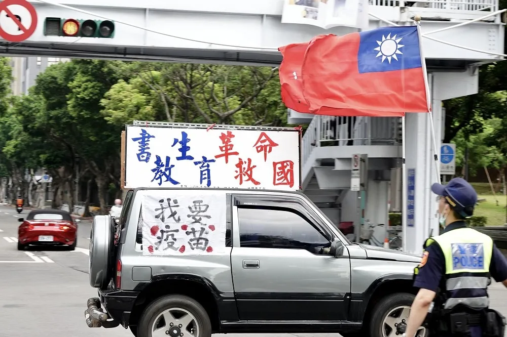 【圖輯】「給我異苗」揪車友圍總統官邸　轟蔡英文頑冥罔顧人命