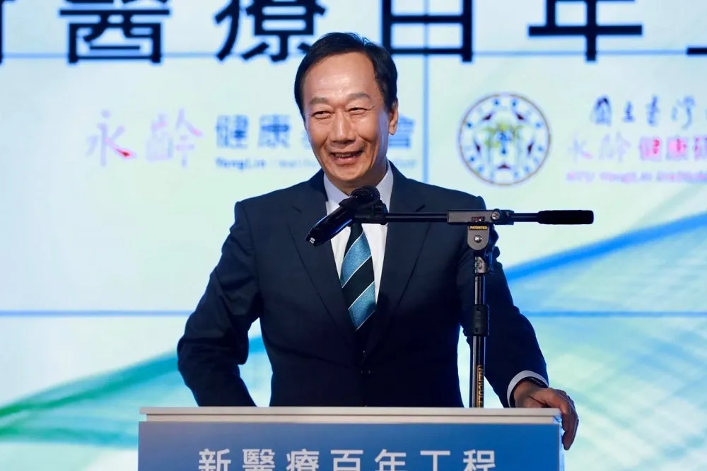 德原廠直送無「復必泰」字眼！　郭台銘深夜感性PO文「還不能放鬆」