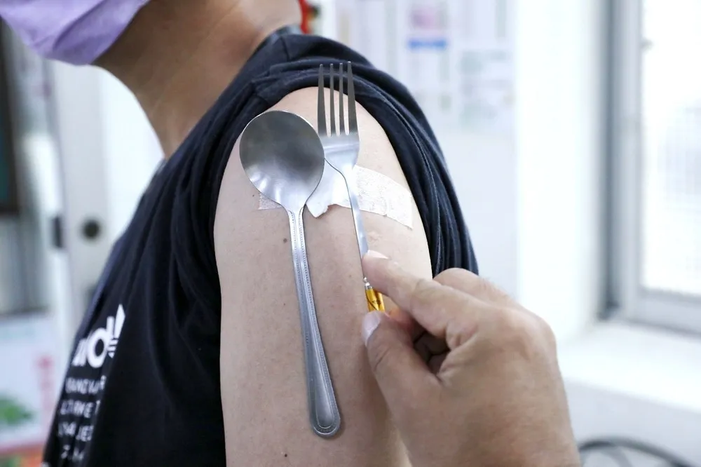 老虎鉗也能吸！「莫德納手臂」發功　網掀實測打完莫德納竟變「萬磁王」