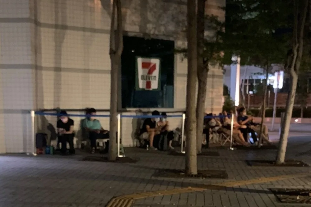 「為了孩子」搶打疫苗殘劑　民眾醫院外漏夜排隊超過12小時