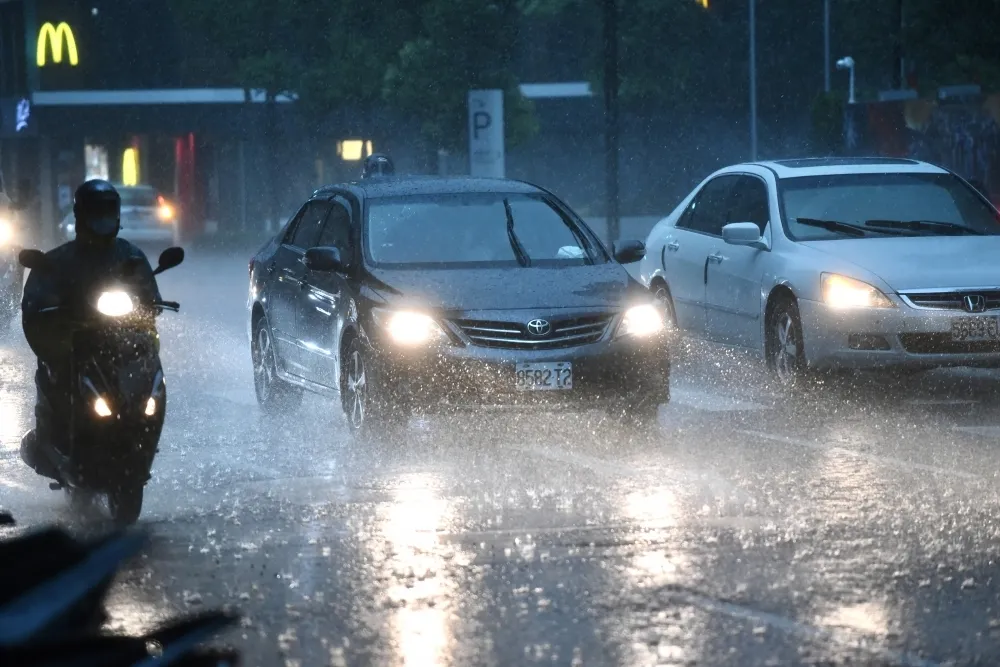 雨彈夜襲北台灣　北北基8縣市有豪大雨