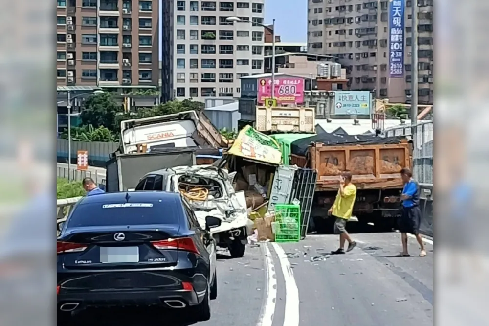 【快訊】台64連環車禍10車撞成一團　1人受困已無生命跡象