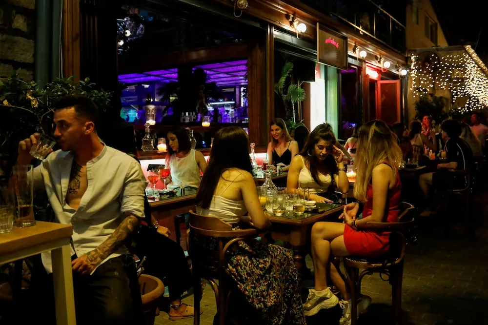 希臘跟進法國強制醫護打疫苗　16日起室內用餐都得出示疫苗護照