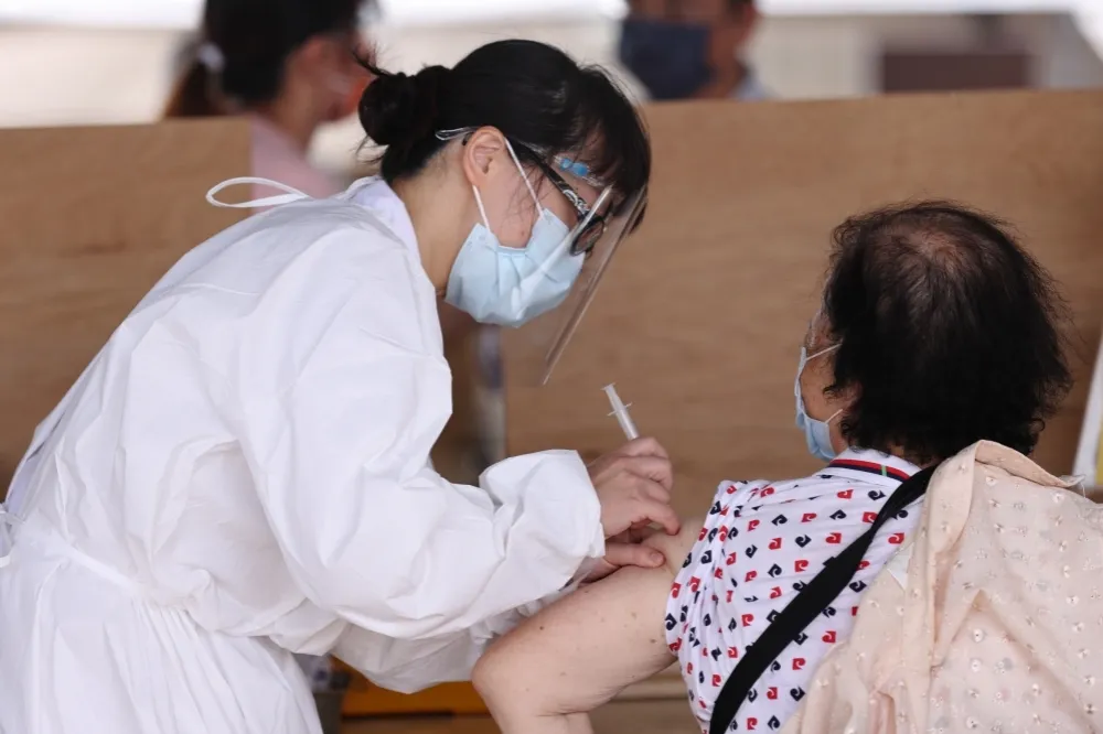 屏東老婦莫德納混打止痛針爆出血性中風　指揮中心： 進一步再釐清