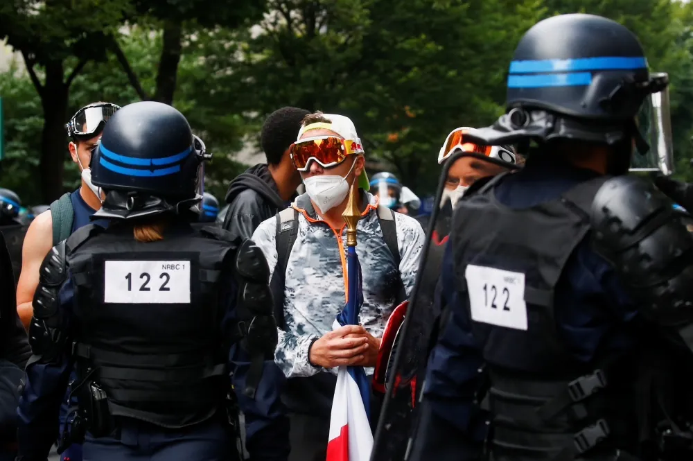【新冠肺炎】「要自由不要疫苗」　數千希臘法國民眾抗議出入餐廳酒吧須出示接種證明