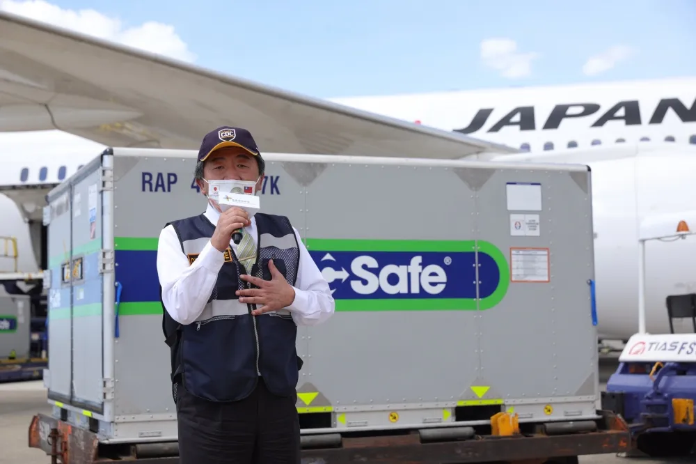 【快訊】早1小時到！日援贈疫苗13:45火速抵台　阿中親接機