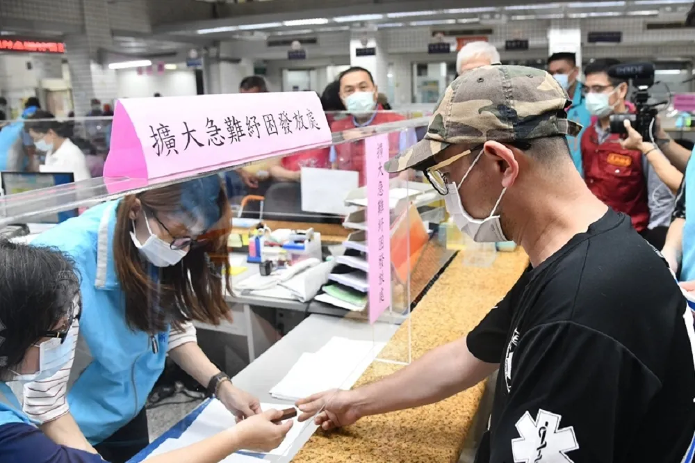 黃偉哲爭取發5000元消費券　柯文哲：頭痛醫痛、腳痛醫腳