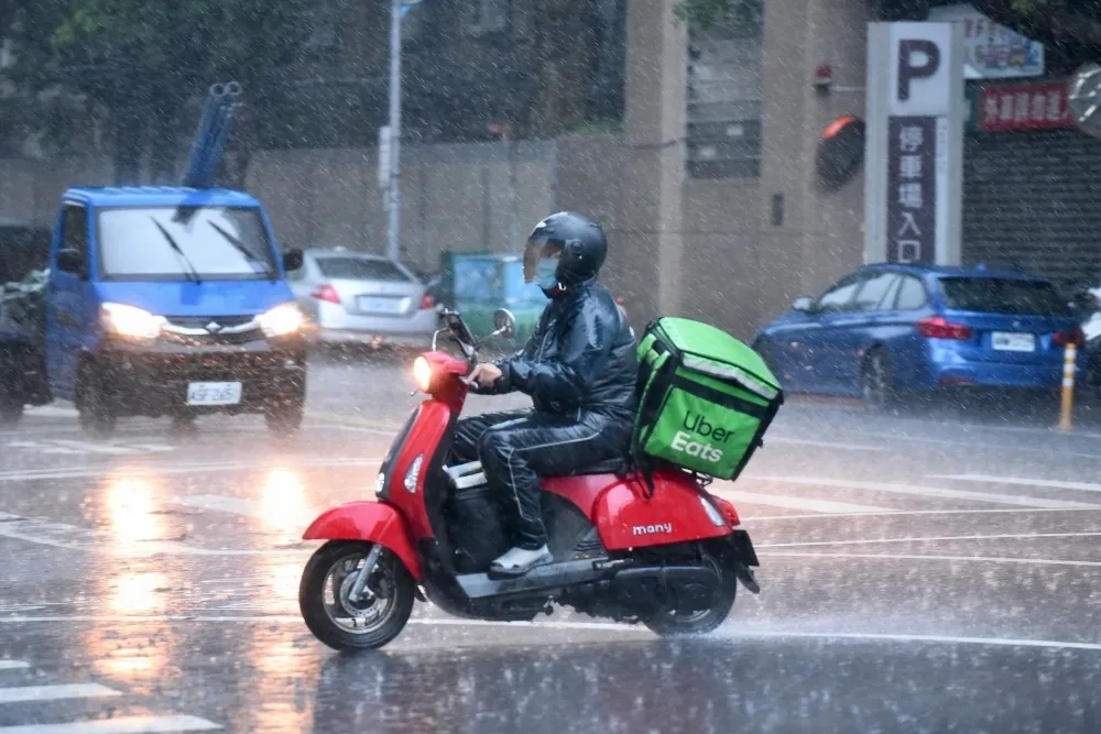 11縣市「大雨特報」防雷擊強陣風　新北五股飆破38度