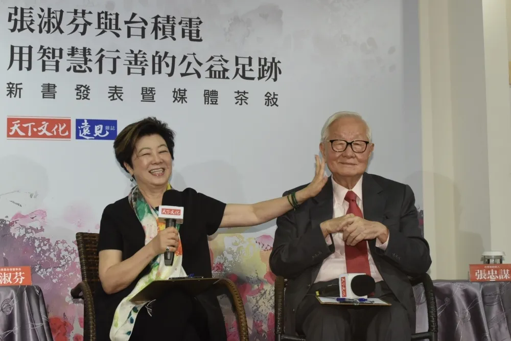 APEC記者會上收太座「愛的小紙條」　張忠謀撒嬌回嘴大放閃