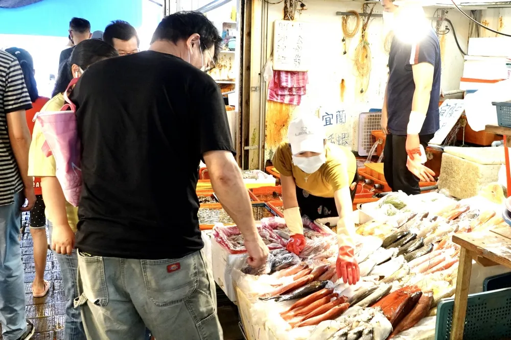 微解封後第一個假日　北海岸湧現「微人潮」龜吼市集管制出入
