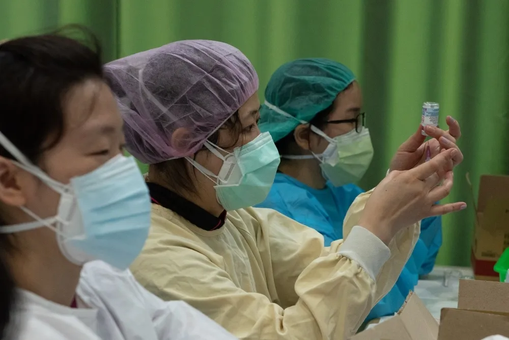 台男3個月混打3疫苗蹦系統漏洞　陳時中搖頭：不是打越多越好
