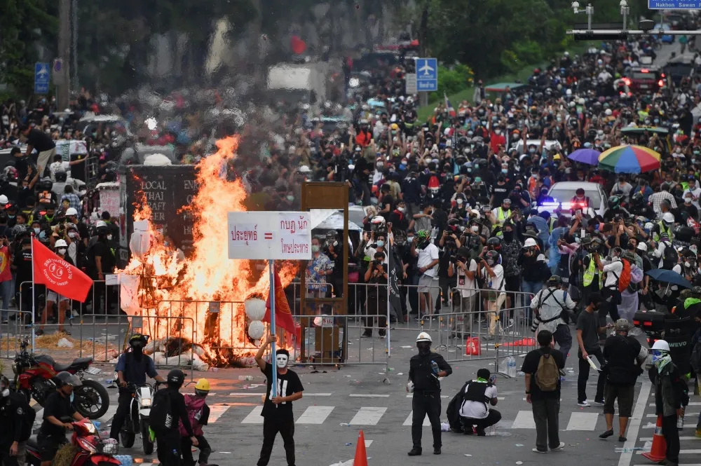 泰國衛生部信函洩露一個月只訂300萬劑AZ　引爆大規模抗議要求總理下台　