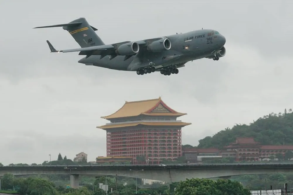 美C-130H-30運輸機抵台載運外交郵袋　外交部、AIT沒多做回應